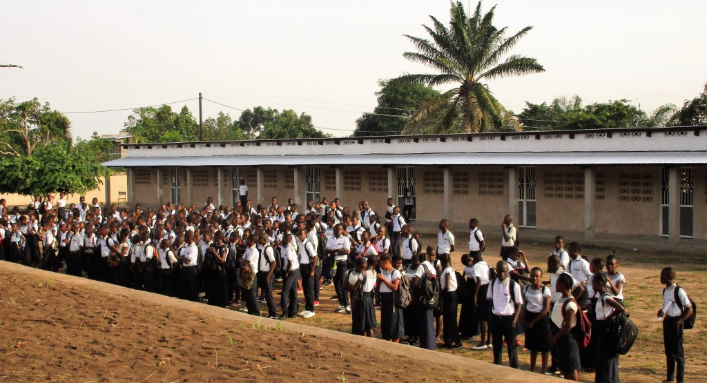 Ecole secondaire - les élèves devant le bâtiment